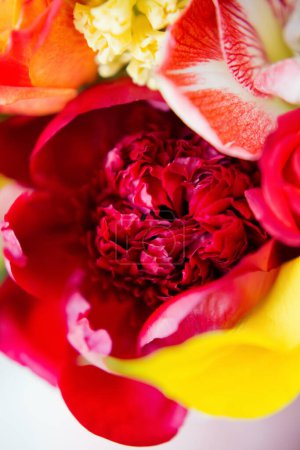 Téléchargez les photos : Grande boîte cadeau rose avec des fleurs vives. Fleurs rouges et jaunes, bouquet pour la fête des mères, Saint Valentin, fête d'anniversaire ou autres jours fériés. Bouquet de roses, lys calla, amaryllis et pivoines. - en image libre de droit