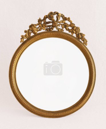 Foto de Marco circular de bronce fundido con adorno superior art nouveau - Imagen libre de derechos
