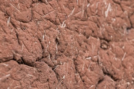 Foto de Antiguo muro de adobe orgánico natural mezclado con hierba seca en primer plano con foco de punto - Imagen libre de derechos