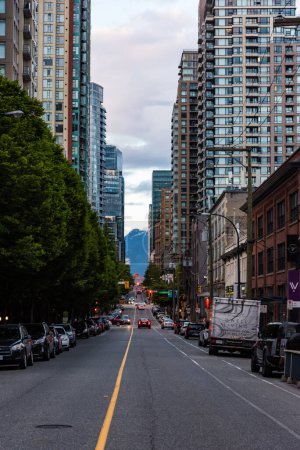 Foto de Vancouver, BC, Canadá - 23 de junio de 2022 - calle vacía en el centro de Yaletown, uno de los distritos más caros de Vancouver - Imagen libre de derechos