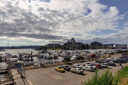 Foto de Victoria, Canadá - 8 de julio de 2022 - Día soleado en la bahía del puerto deportivo en Victoria - Imagen libre de derechos