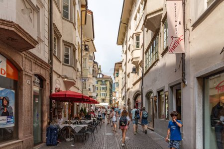 Foto de Bolzano, Italia - 23 de agosto de 2019 - Calles estrechas en la parte central de la ciudad con pequeños restaurantes durante la hora del almuerzo - Imagen libre de derechos