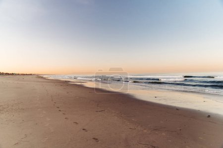 Foto de Calma amanecer en la playa con el cielo rosa en el fondo - Imagen libre de derechos