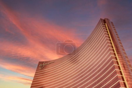 Foto de Las Vegas, NV - 13 Mar, 2023 - Wynn casino bulding with a spectacular sky on the background - Imagen libre de derechos