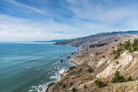 Paysage marin californien avec des formations rocheuses spectaculaires et des piles marines