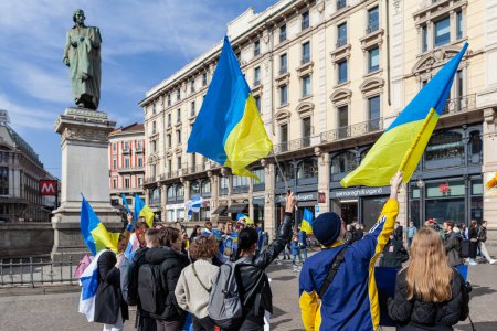 Foto de MILÁN, ITALIA - 25 DE FEBRERO DE 2023: Un año después de la guerra entre Rusia y Ucrania, primer aniversario. Rally de la población en apoyo de Ucrania en Milán, Piazza Cordusio. - Imagen libre de derechos