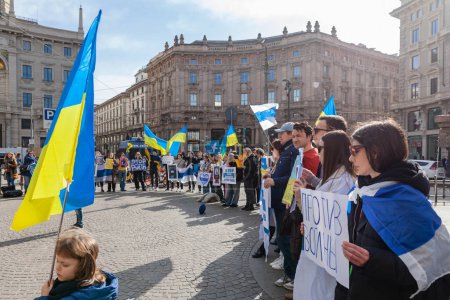 Foto de MILÁN, ITALIA - 25 DE FEBRERO DE 2023: Un año después de la guerra entre Rusia y Ucrania, primer aniversario. Rally de la población en apoyo de Ucrania en Milán, Piazza Cordusio. - Imagen libre de derechos