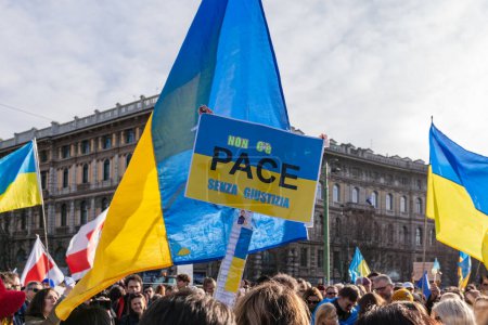 Foto de MILÁN, ITALIA - 25 DE FEBRERO DE 2023: Un año después de la guerra entre Rusia y Ucrania, primer aniversario. Rally de la población en apoyo de Ucrania en Milán, Castello Sforzesco. - Imagen libre de derechos