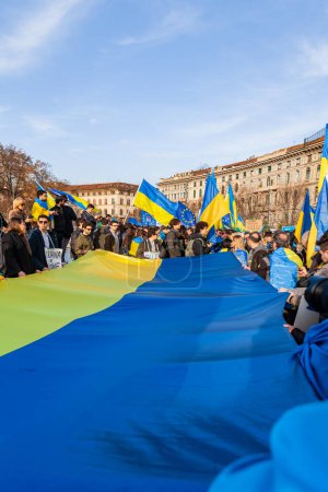 Téléchargez les photos : MILAN, ITALIE - 25 FÉVRIER 2023 : Un an après la guerre russo-ukrainienne, 1er anniversaire. Rassemblement de la population en faveur de l'Ukraine à Milan, Castello Sforzesco. - en image libre de droit