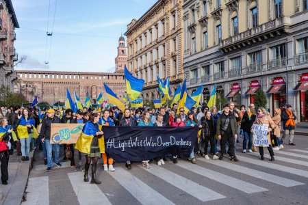Foto de MILÁN, ITALIA - 25 DE FEBRERO DE 2023: Un año después de la guerra entre Rusia y Ucrania, primer aniversario. Rally de la población en apoyo de Ucrania en Milán, Castello Sforzesco. - Imagen libre de derechos