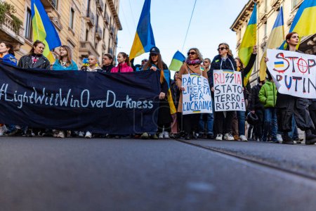 Téléchargez les photos : MILAN, ITALIE - 25 FÉVRIER 2023 : Un an après la guerre russo-ukrainienne, 1er anniversaire. Rassemblement de la population en faveur de l'Ukraine dans la rue Milan. - en image libre de droit