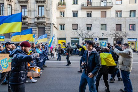 Foto de MILÁN, ITALIA - 25 DE FEBRERO DE 2023: Un año después de la guerra entre Rusia y Ucrania, primer aniversario. Grupo de fotoperiodistas documentando la manifestación callejera. - Imagen libre de derechos