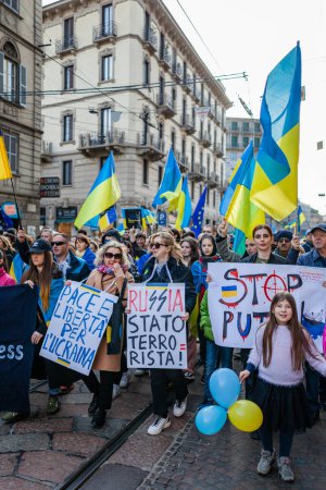 Téléchargez les photos : MILAN, ITALIE - 25 FÉVRIER 2023 : Un an après la guerre russo-ukrainienne, 1er anniversaire. Rassemblement de la population en faveur de l'Ukraine dans la rue Milan. - en image libre de droit