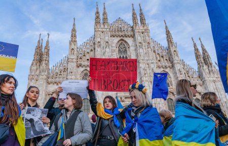 Téléchargez les photos : MILAN, ITALIE - 25 FÉVRIER 2023 : Un an après la guerre russo-ukrainienne, 1er anniversaire. Rassemblement de la population en faveur de l'Ukraine à Milan, Dôme. - en image libre de droit
