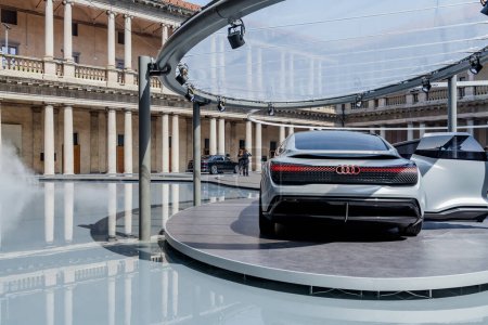 Foto de MILÁN, ITALIA - 16 DE ABRIL DE 2018: Audi city lab event. Nuevos modelos se presentan durante la semana del diseño en Milán. - Imagen libre de derechos
