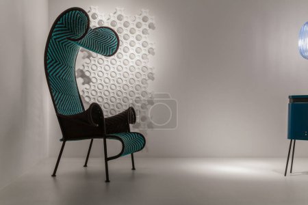 Téléchargez les photos : Exposition de chaises, objets de design moderne pour l'ameublement avec un fond blanc - en image libre de droit