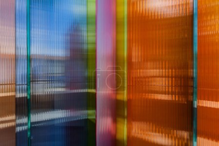 Künstlerische Design-Installation mit transparenten farbigen Acrylplatten, die während der Designwoche an der Staatlichen Universität auf dem Fuori Salone ausgestellt wurde. "Acryl Skyline" von Jacopo Foggini