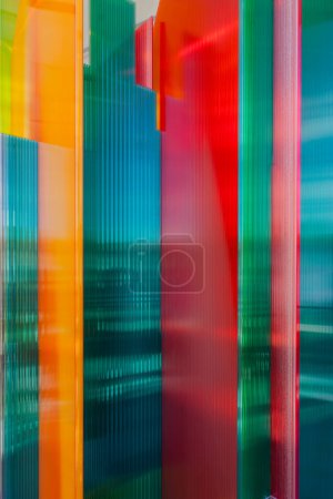 Téléchargez les photos : Installation de design artistique avec des panneaux acryliques de couleur transparente exposés à l'Université d'Etat au Fuori Salone, pendant la designweek. "Skyline acrylique" par Jacopo Foggini - en image libre de droit