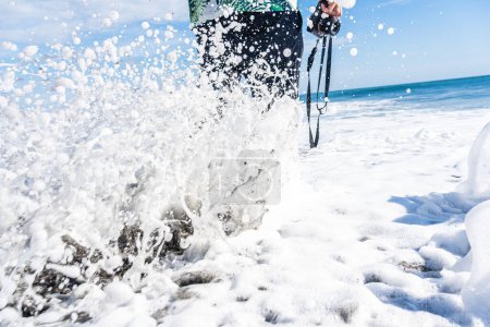 Foto de Foto recortada con espacio de copia de un hombre irreconocible con una cámara frente a un mar agitado - Imagen libre de derechos
