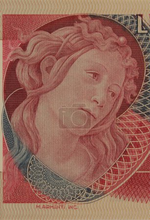 Foto de Detail of the portrait of one of the three graces of Sandro Botticelli on an vintage Italian lire banknote - Imagen libre de derechos