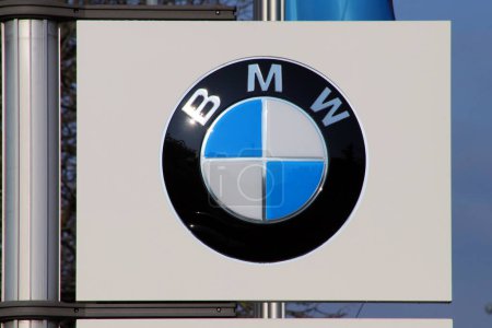 Téléchargez les photos : Italy, year 2023, BMW car dealer advertising light sign with logo BMW, editorial - en image libre de droit