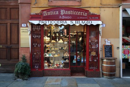 Téléchargez les photos : Modena, Italy, january 2023, ancient traditional pastry shop San Biagio famous in the city of Modena, tourist place - en image libre de droit