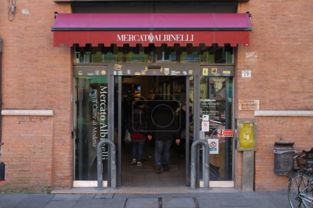 Téléchargez les photos : Modène, Italie, février 2023, entrée du marché couvert traditionnel de Modène, lieu touristique - en image libre de droit