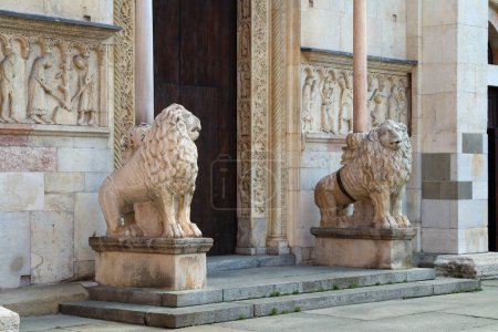 Foto de Catedral de Módena, detalle de la entrada con leones románicos portadores de columnas, sitio turístico, Italia, Emilia Romaña - Imagen libre de derechos