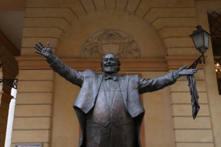 Téléchargez les photos : Modène, Italie, avril 2023, statue en bronze de Luciano Pavarotti chanteur ténor, lieu touristique, éditorial - en image libre de droit