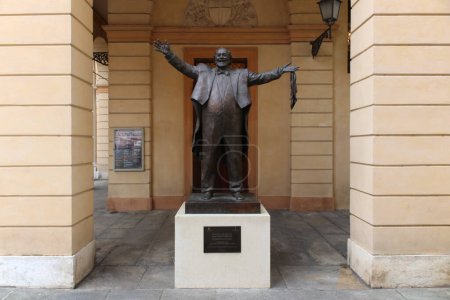 Téléchargez les photos : Modène, Italie, avril 2023, statue en bronze de Luciano Pavarotti chanteur ténor, lieu touristique, éditorial - en image libre de droit