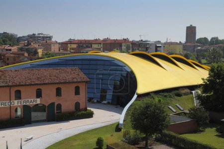 Téléchargez les photos : Modène (Italie), 3 juillet 2023, MEF Ferrari Museum House of Enzo Ferrari, vue de dessus du complexe muséal - en image libre de droit