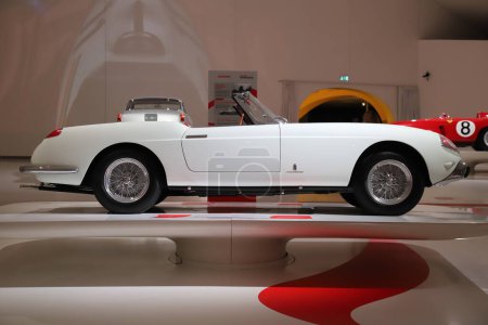 Téléchargez les photos : Modène, 16 juin 2023, Musée MEF Enzo Ferrari, voiture sport vintage originale Ferrari 250 GT Cabriolet, année de construction 1957, voiture historique - en image libre de droit
