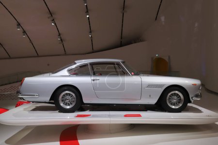 Téléchargez les photos : Modène, 16 juin 2023, Musée MEF Enzo Ferrari, Ferrari 250 GT 2 + 2 originale, 1960 voiture ancienne et historique - en image libre de droit