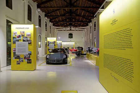 Téléchargez les photos : Modène, 16 juin 2023, Musée MEF Enzo Ferrari, panneaux et vue intérieure d'une section du musée - en image libre de droit