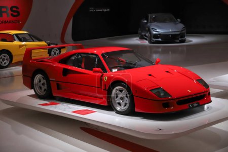 Téléchargez les photos : Modène, 16 juin 2023, Musée MEF Enzo Ferrari, voiture de sport Ferrari F40 originale à l'intérieur de la structure moderne du musée - en image libre de droit