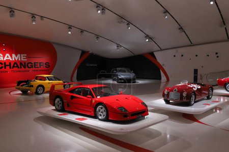 Téléchargez les photos : Modène, 16 juin 2023, Musée MEF Enzo Ferrari, voiture de sport Ferrari F40 originale à l'intérieur de la structure moderne du musée - en image libre de droit