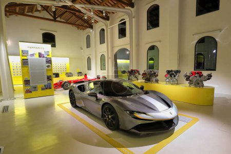 Foto de Modena, 16 de junio de 2023, MEF Museum Enzo Ferrari, original Ferrari SF90 Stradale (road) sport car inside the museum - Imagen libre de derechos