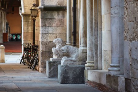 Téléchargez les photos : Modène, Italie, détail de la porte appelée le marché aux poissons de la cathédrale, site UNESCO, architecture romane - en image libre de droit