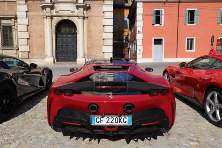 Foto de MODENA, ITALIA, octubre 2023 - Ferrari SF 90 Stradale nuevo modelo, detalles, actuación pública en la ciudad - Imagen libre de derechos