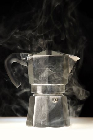 Foto de Italia, año 2024, Cafetera Bialetti, herramienta típica italiana para hacer café, editorial ilustrativa - Imagen libre de derechos