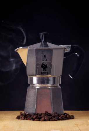 Foto de Italia, año 2024, Cafetera Bialetti, herramienta típica italiana para hacer café, editorial ilustrativa - Imagen libre de derechos
