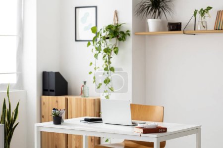 Téléchargez les photos : Entreprise lumineuse lieu de travail minimal avec ordinateur portable et fournitures de bureau avec personne - en image libre de droit