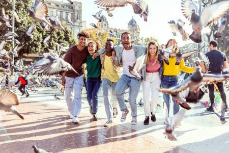 Foto de Grupo multirracial de jóvenes mejores amigos divirtiéndose juntos en Barcelona. Millennial diverso turista disfrutando de vacaciones en España - Imagen libre de derechos