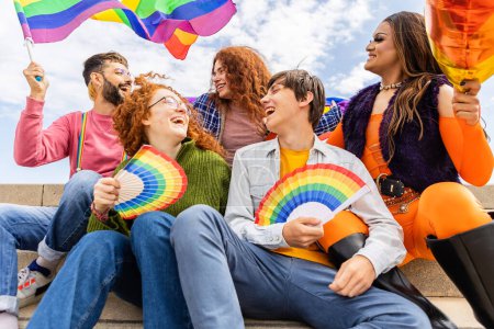 Téléchargez les photos : Heureux groupe d'amis gays les gens s'amusent ensemble pour célébrer le jour du festival de la fierté LGBTQ. Concept de communauté LGBT - en image libre de droit