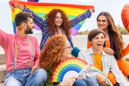 Jóvenes de la comunidad LGBT celebran el mes del orgullo gay juntos al aire libre.