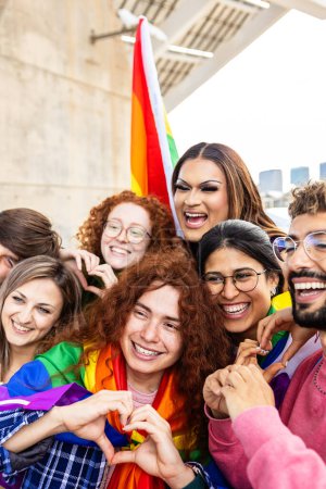 Vertikales Foto von verschiedenen jungen Leuten, die gemeinsam den Gay Pride Festival Day feiern. LGBT-Community-Konzept.