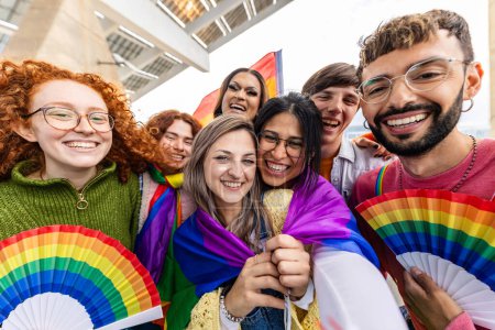 Diversos jóvenes se divierten juntos celebrando el día del festival del orgullo gay. Concepto de comunidad LGBT.
