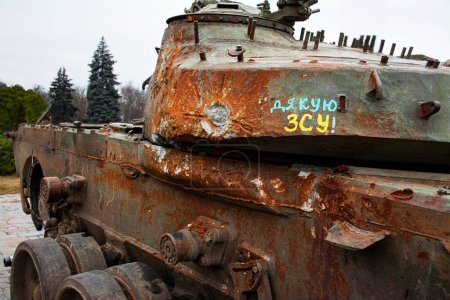 Téléchargez les photos : A broken Russian tank with the inscription "Glory to the Armed Forces of Ukraine". Display of the destroyed military equipment of the Russian occupiers in the city of Kremenchuk, Ukraine. Russian-Ukrainian war. - en image libre de droit