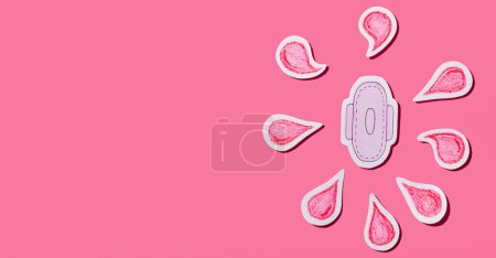 Téléchargez les photos : Sanitary napkin with red drops of blood cut out of paper on a pink background. Female menstruation. Menstruation. Banner. Copy space. - en image libre de droit