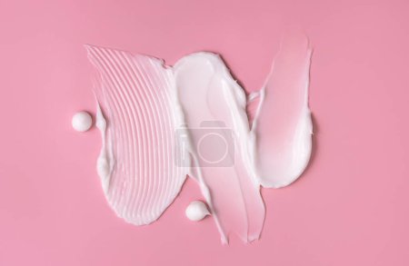 Kosmetischer Abstrich von Creme-Textur auf rosa Hintergrund. Hautpflege.